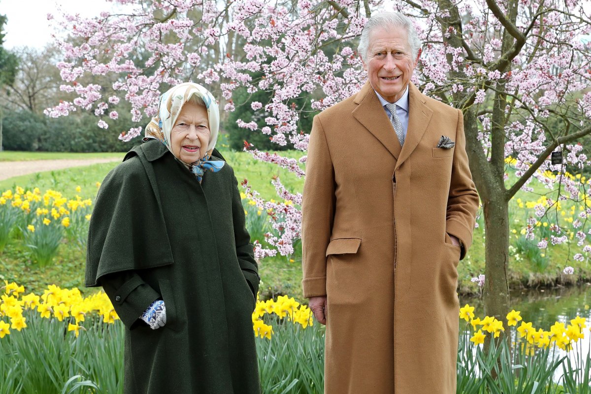 [Em plena forma, Rainha Elizabeth passeia com o Príncipe Charles pelos jardins da Frogmore House em Windsor!]