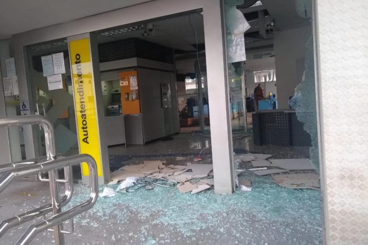 [Grupo explode agência bancária do Banco do Brasil em Campo Alegre de Lourdes, na Bahia]
