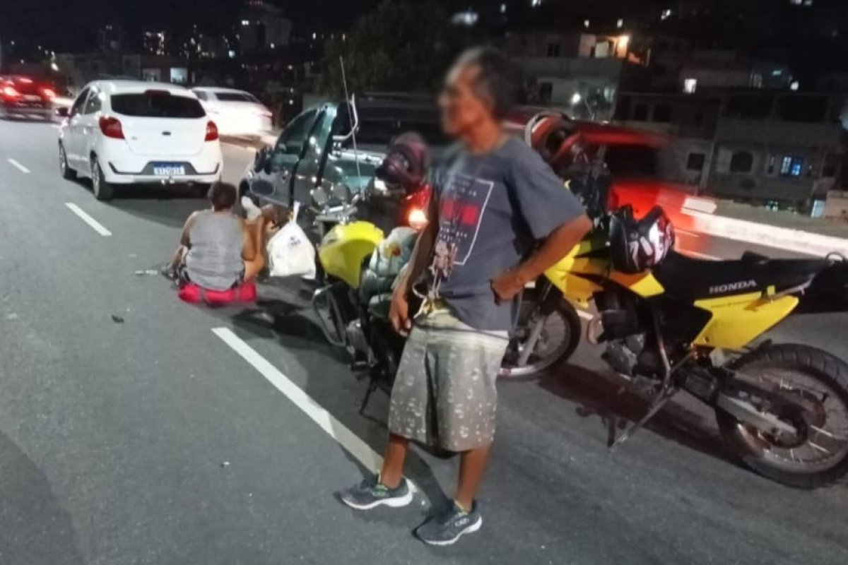 [Colisão de carro e moto em avenida de Salvador deixa feridos e trânsito congestionado]