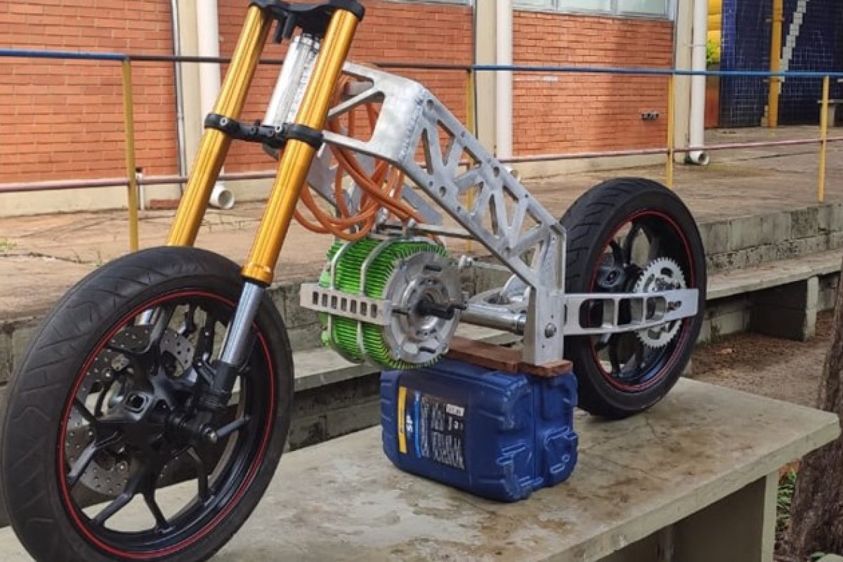 [Estudantes brasileiros criam primeira moto elétrica de corrida]