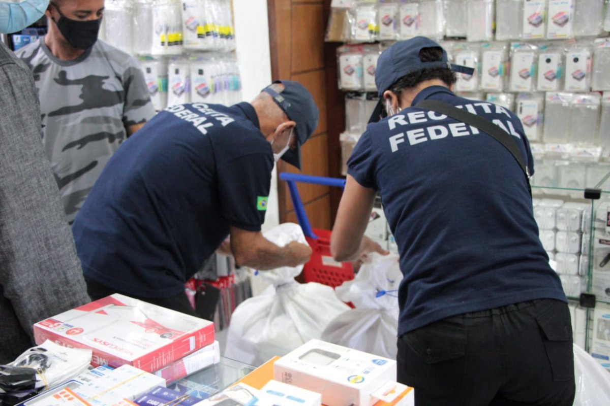 [Operação da Polícia Civil e Receita Federal apreende produtos falsificados em Feira de Santana]