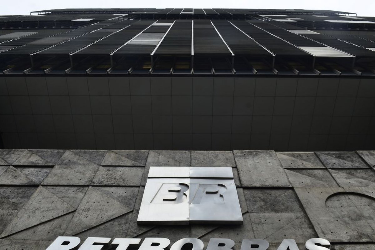 [MPF denuncia 11 pessoas por prejuízo de mais de R$ 95 milhões à Petrobras]