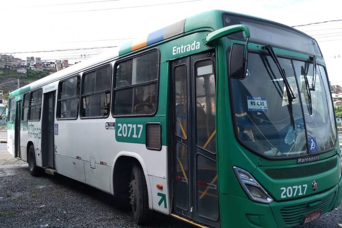 [Homens armados se passam por passageiros e assaltam ônibus em Salvador]