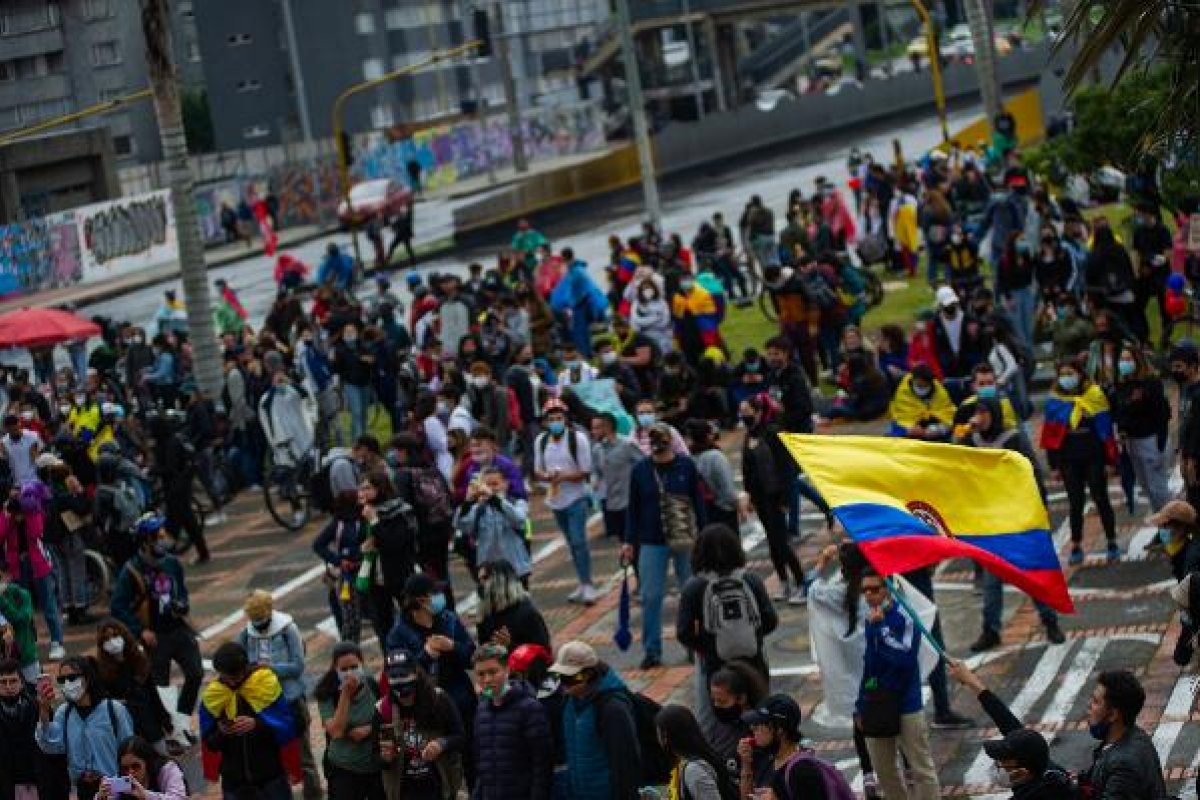[Colômbia registra mais uma noite de repressão violenta, protestos e 19 mortes ]