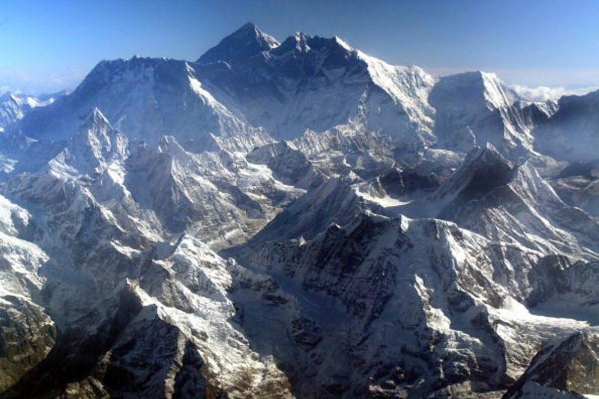 [Dois alpinistas morrem ao escalarem Everest]