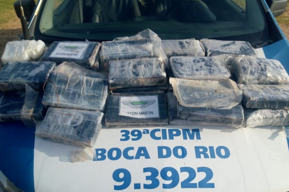 [Mochila com cocaína é encontrada na praia da Boca do Rio nesta terça-feira, em Salvador]