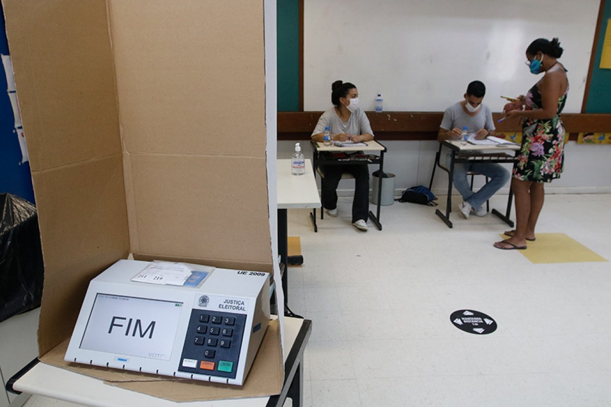 Pesquisa aponta que 46% da população prefere a Urna Eletrônica