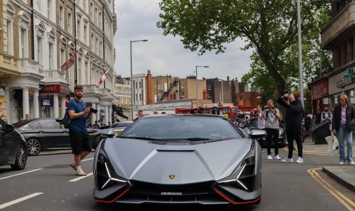 [Brasileiro compra Lamborghini de R$ 20 milhões e para trânsito em Londres ]
