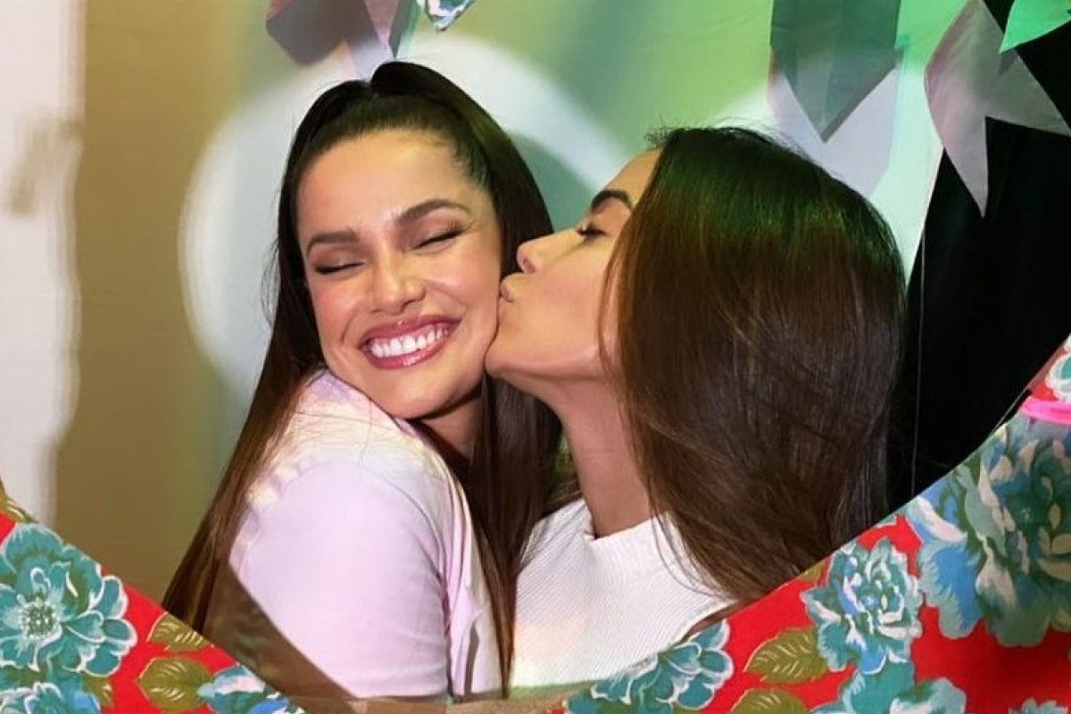 O encontro das poderosas! Anitta encontra Juliette, hospedada em sua casa: [O encontro das poderosas! Anitta encontra Juliette, hospedada em sua casa: