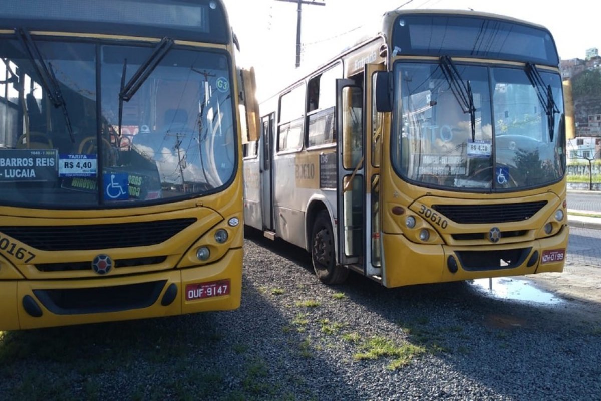 [Três ônibus são alvos de assaltantes na manhã desta terça-feira (8), em Salvador]