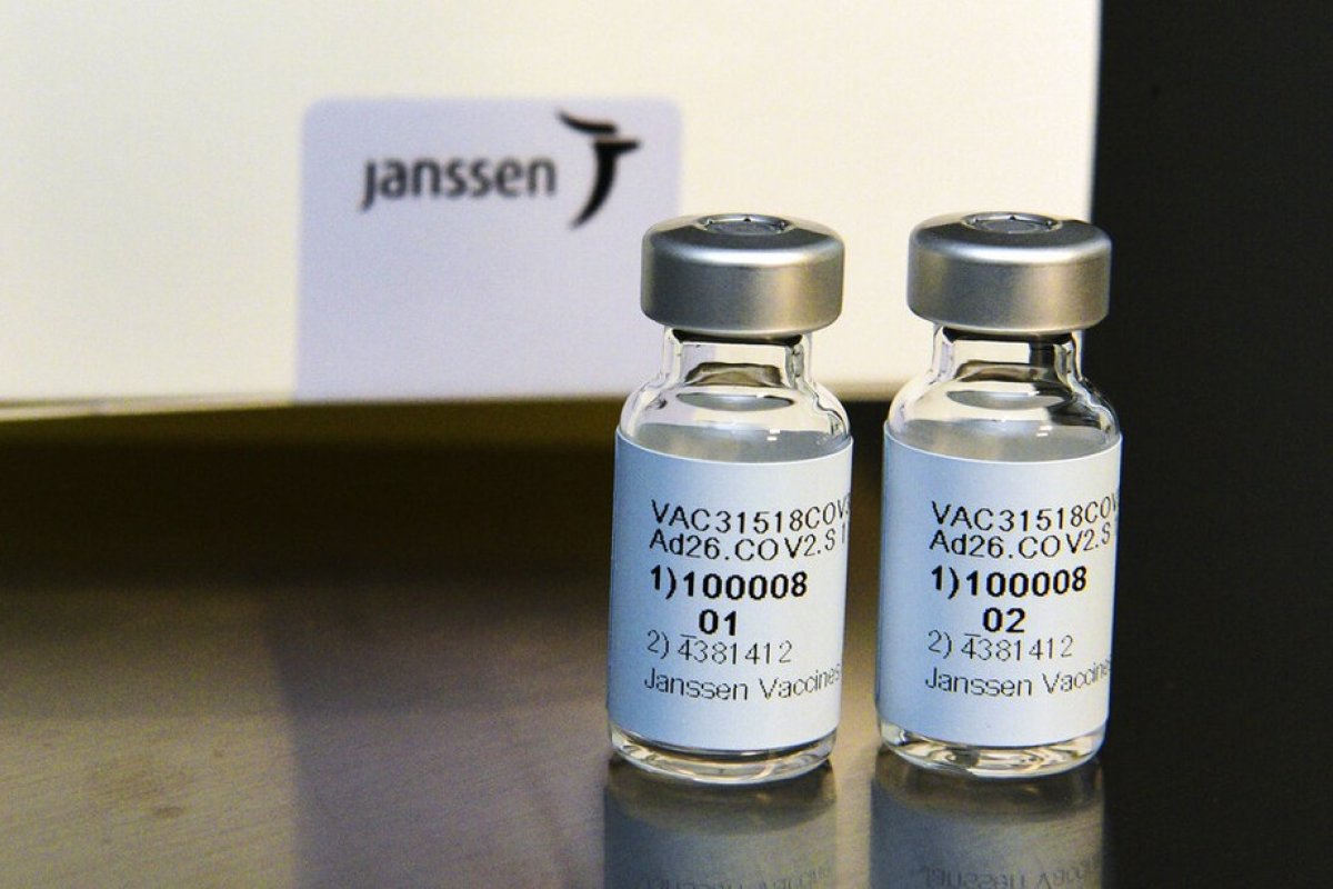 [Vacina da Janssen chegará ao Brasil perto do prazo de validade]