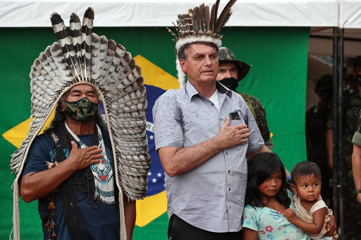 [Após Alberto Fernández afirmar que brasileiros vieram da selva, Bolsonaro posta foto rodeado de índios]