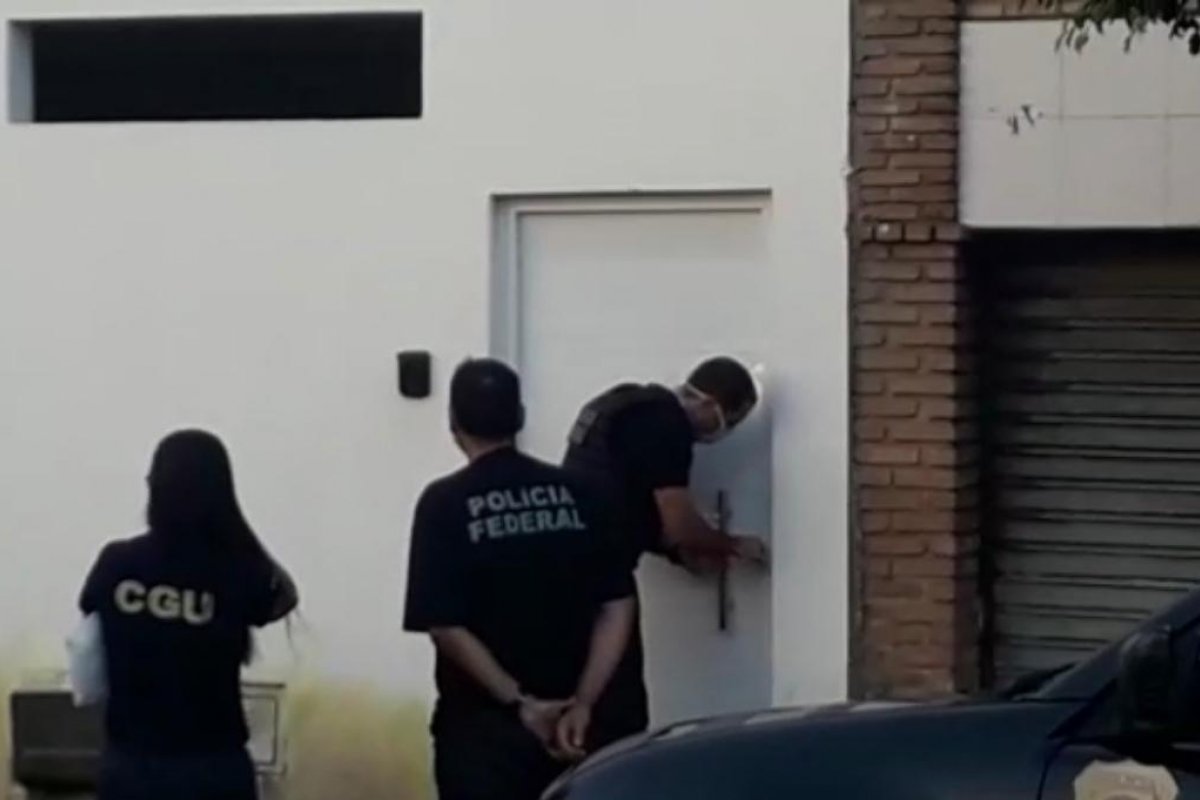 [Vídeo: Casa do prefeito de Candeias e sede da prefeitura são alvos da Polícia Federal nesta sexta-feira (11)]