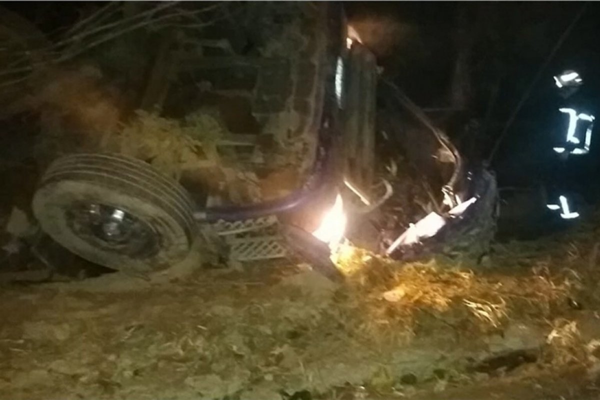 [Motorista de caminhão morre após veículo tombar em rodovia no oeste da Bahia]