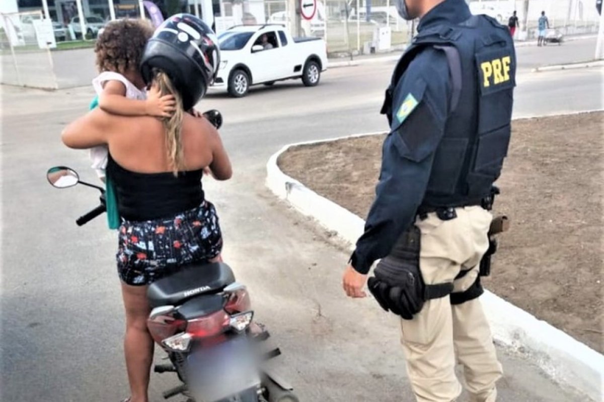 [Mulher é flagrada transportando criança de 2 anos de maneira irregular em moto no sul Bahia]
