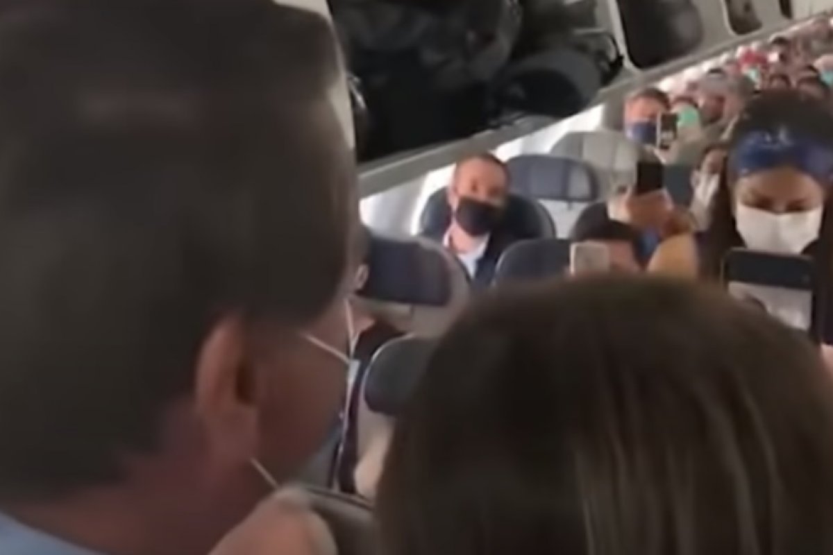 [Vídeo: após ser hostilizado em avião, Bolsonaro rebate: 
