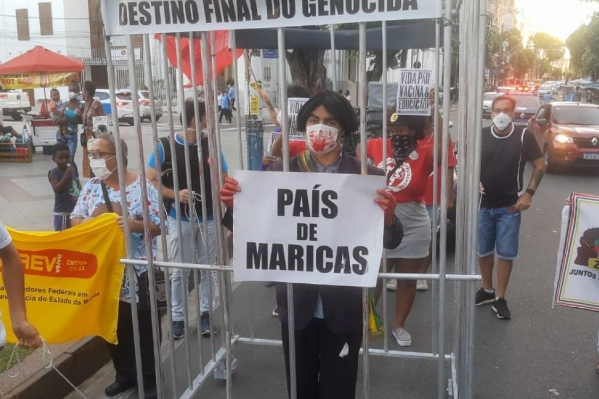 [Manifestantes fazem protesto contra o presidente Jair Bolsonaro, em Salvador ]