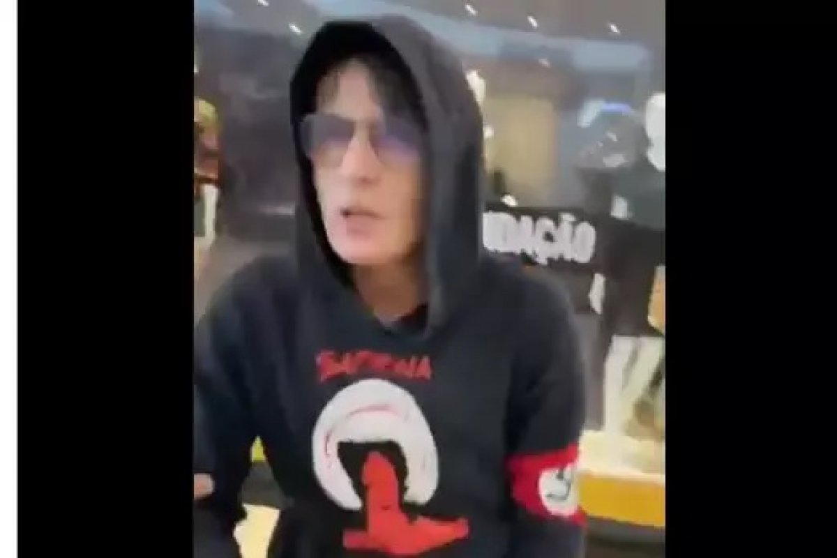 [Vídeo: jovem é expulso de shopping após ser flagrado com suástica no braço ]