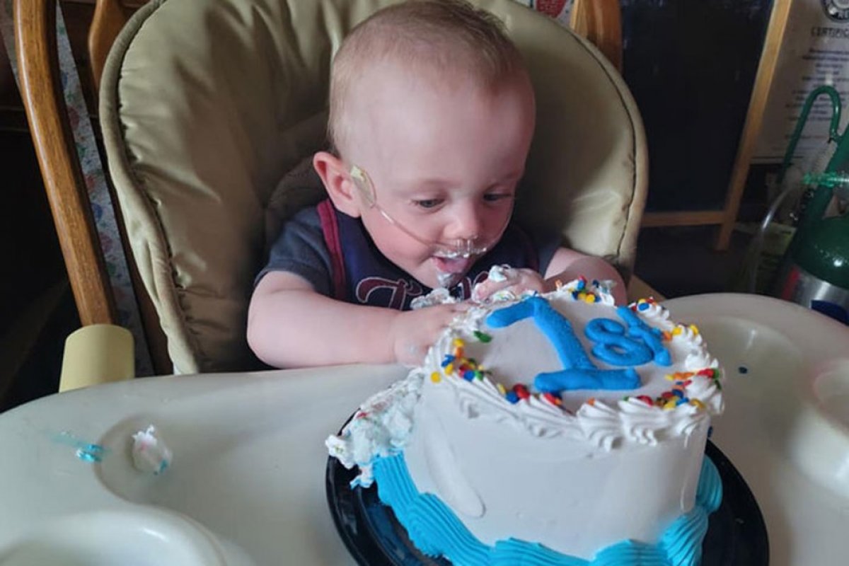 [Mais jovem bebê prematuro a sobreviver no mundo festeja o primeiro aniversário nos EUA]