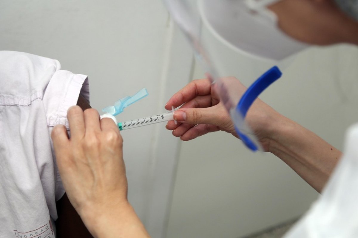 [Governo Federal usou 30% da verba destinada à aquisição de vacinas contra Covid-19, diz levantamento]
