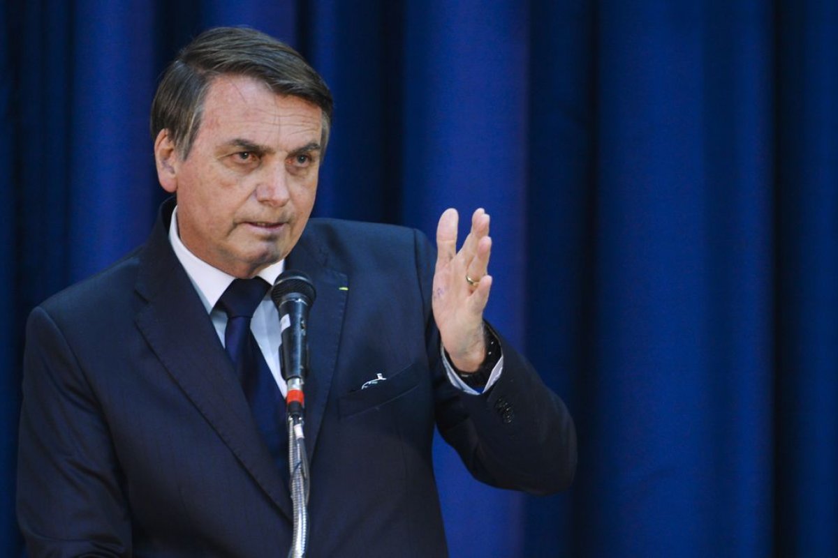 [Bolsonaro pede avaliação da faixa de isenção até R$ 2,5 mil do IRPF ]
