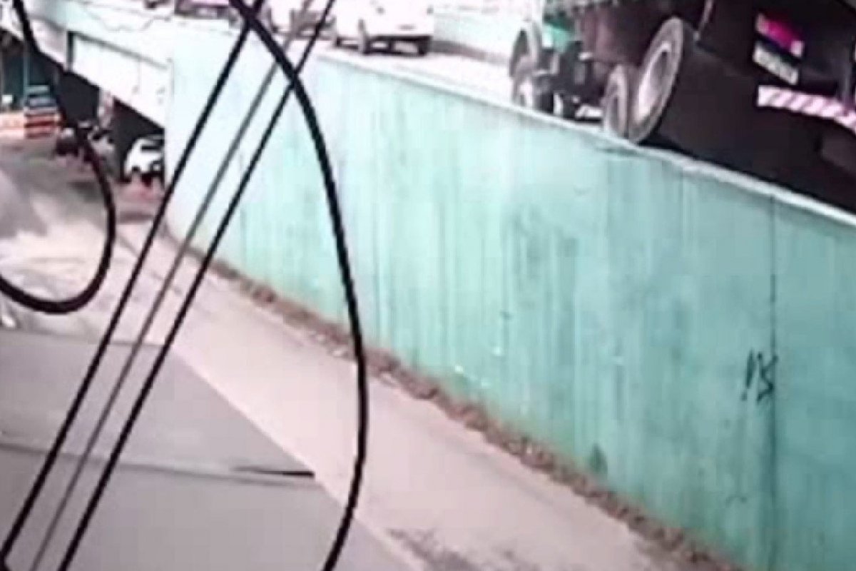 [Vídeo: Caminhão desgovernado desce viaduto em marcha à ré no interior de SP]
