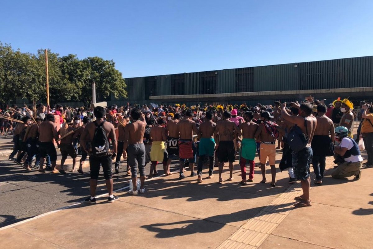[Indígenas voltam a protestar em Brasília contra PL da demarcação de terras]