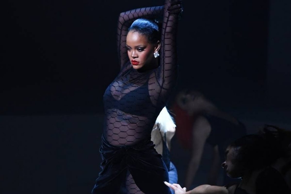 [Rihanna não para: desfile de sua marca de lingeries conta com celebs e música brasileira! ]