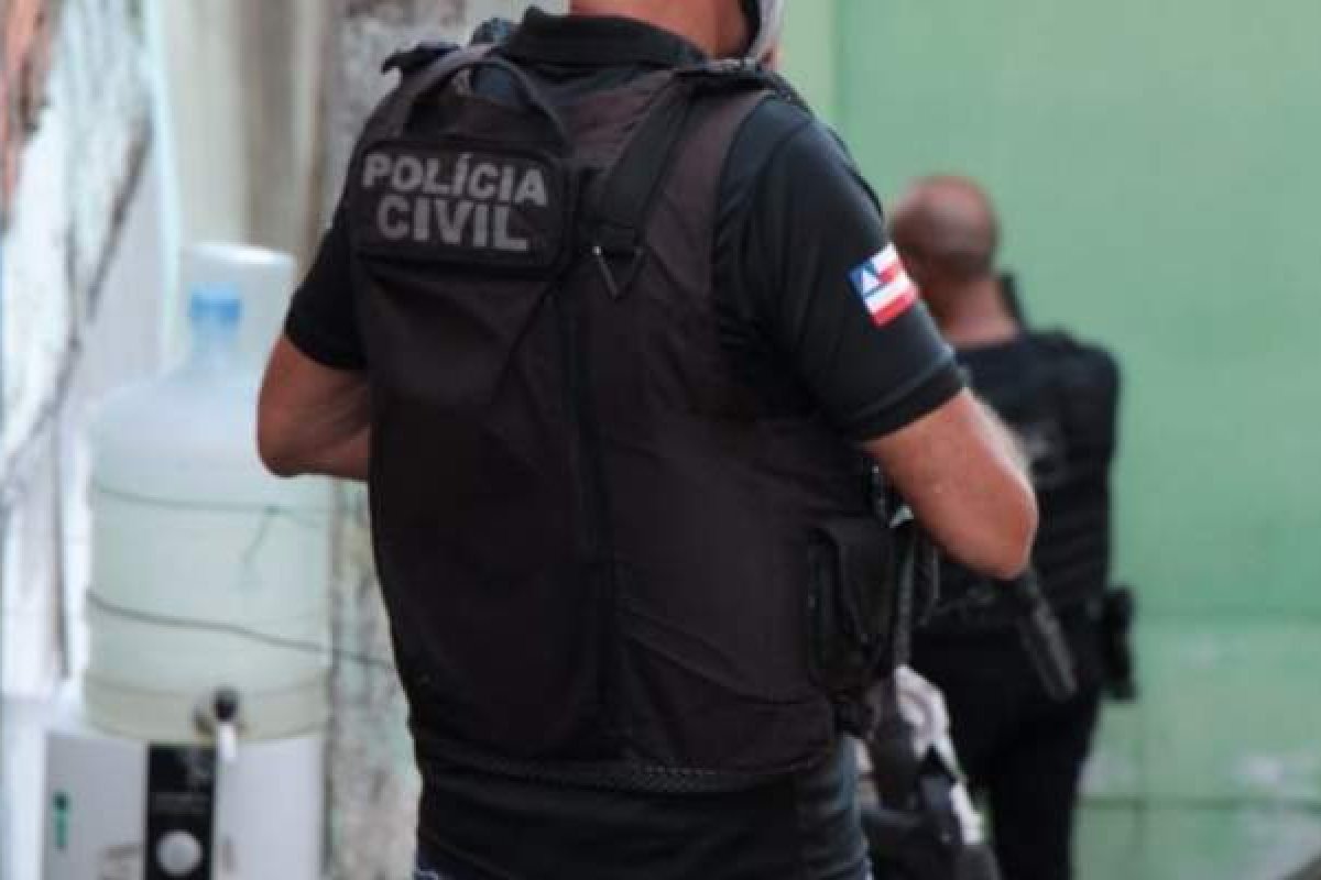 [Policiais da DEAM prendem homem com mandado de prisão por agressão, na Estrada das Barreiras, em Salvador. ]