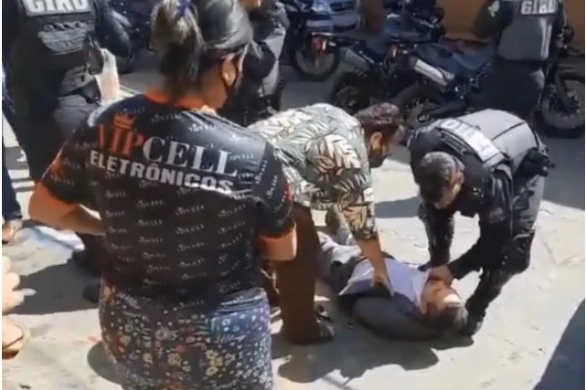 [Vídeo: Advogado é agredido por policiais após defender homem em situação de rua]