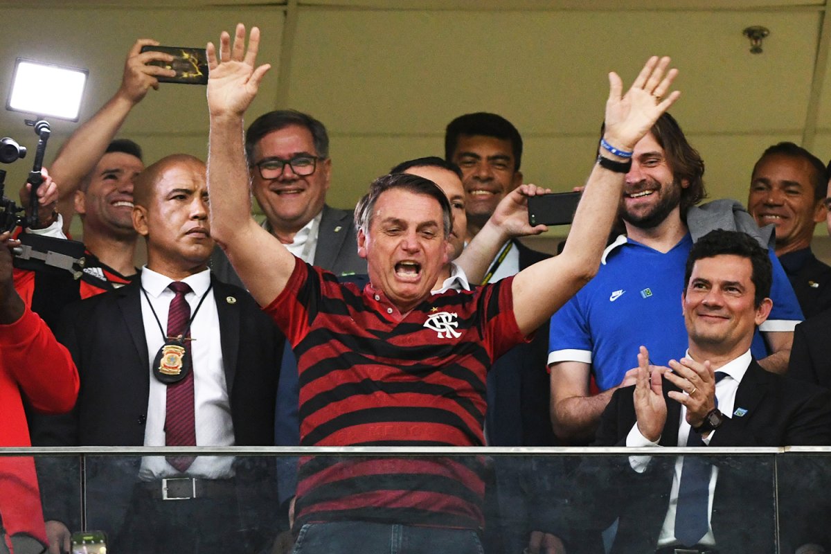 [Bolsonaro confirma presença em jogo do Flamengo, afirma jornal ]