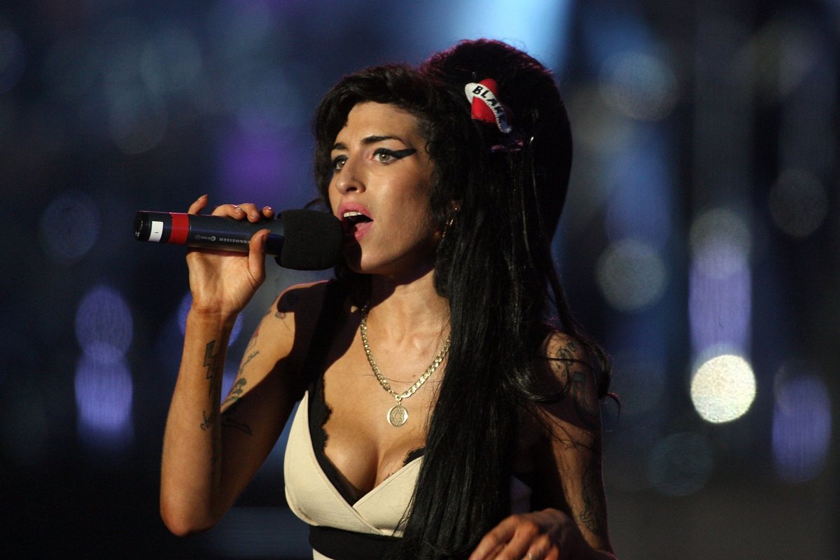 [Narrado pela mãe de Amy Winehouse, documentário conta história da cantora inglesa ]
