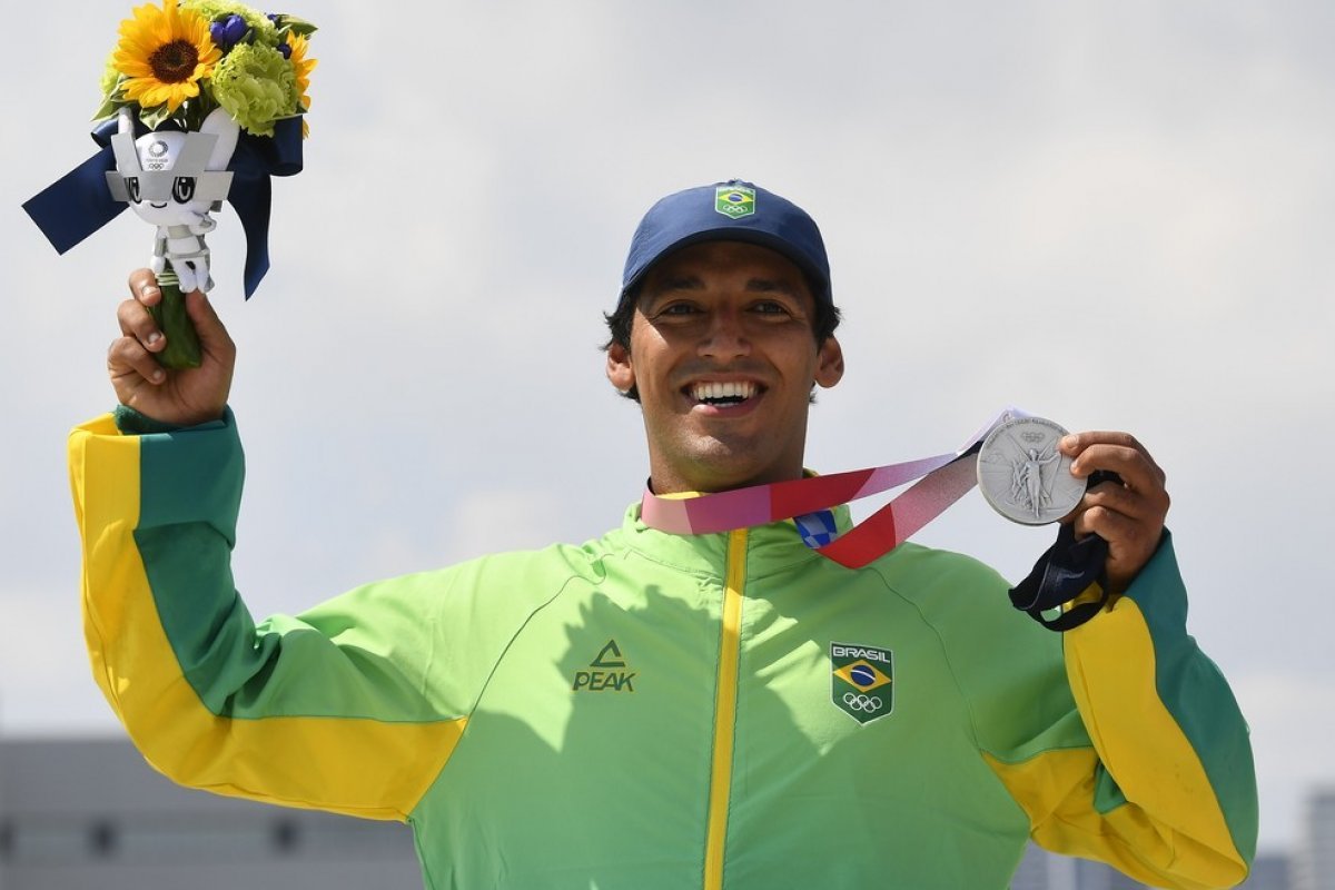[Vídeo: Brasileiro Kelvin Hoefler conquista primeira medalha do Brasil nas Olimpíadas 2020.]