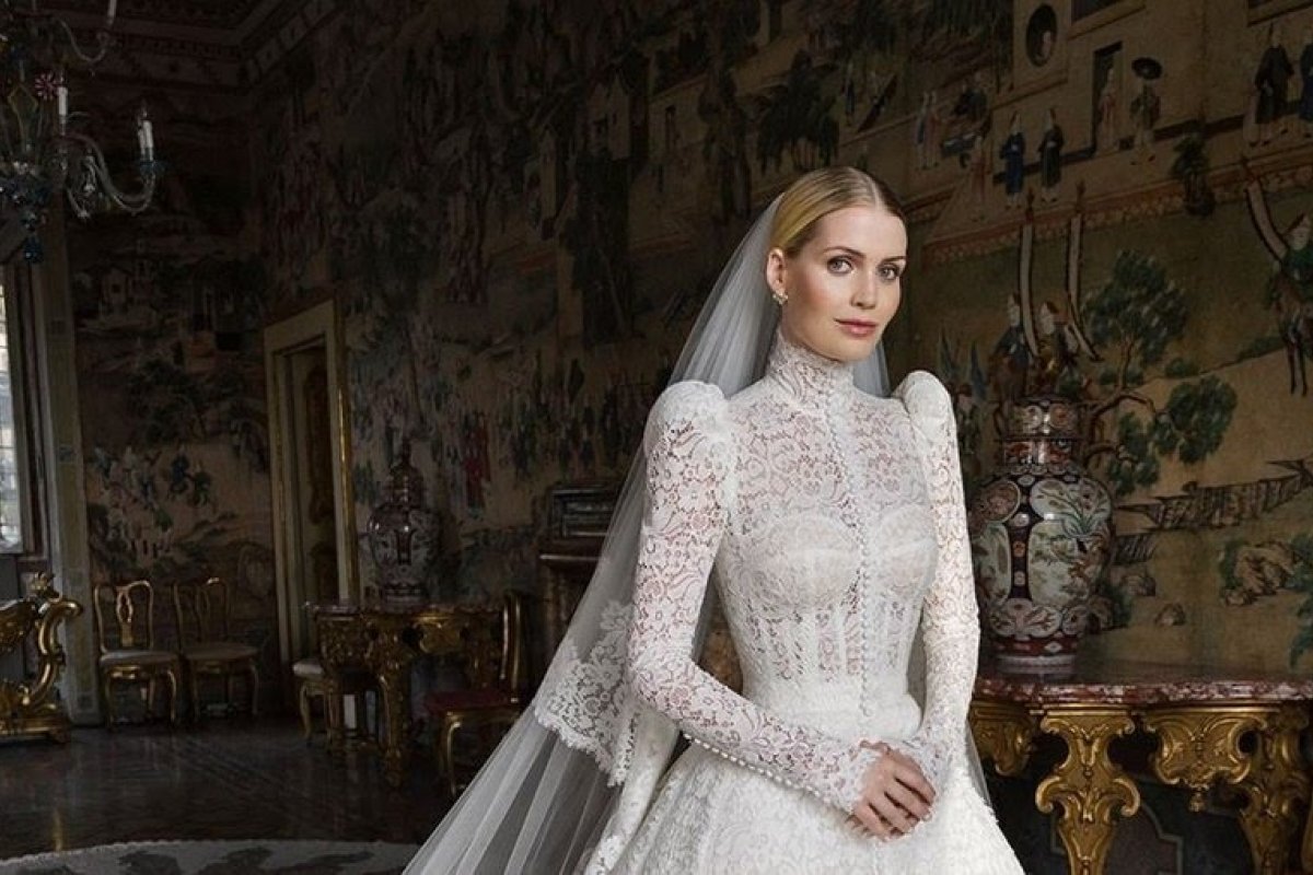 [Usando um vestido Dolce&Gabanna, sobrinha da princesa Diana se casa com milionário sul-africano na Itália]