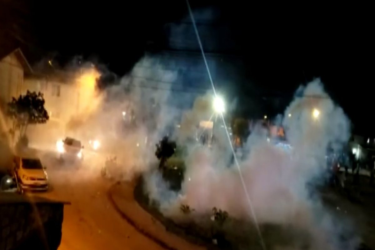 [Polícia usa bombas para dispersar aglomeração em festa no sul da Bahia]