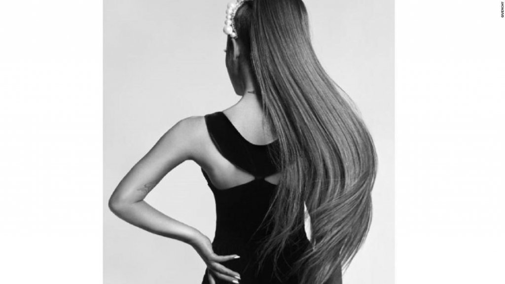 Material de divulgação da Givenchy. Ariana Grande aparece de costas usando vestido preto.