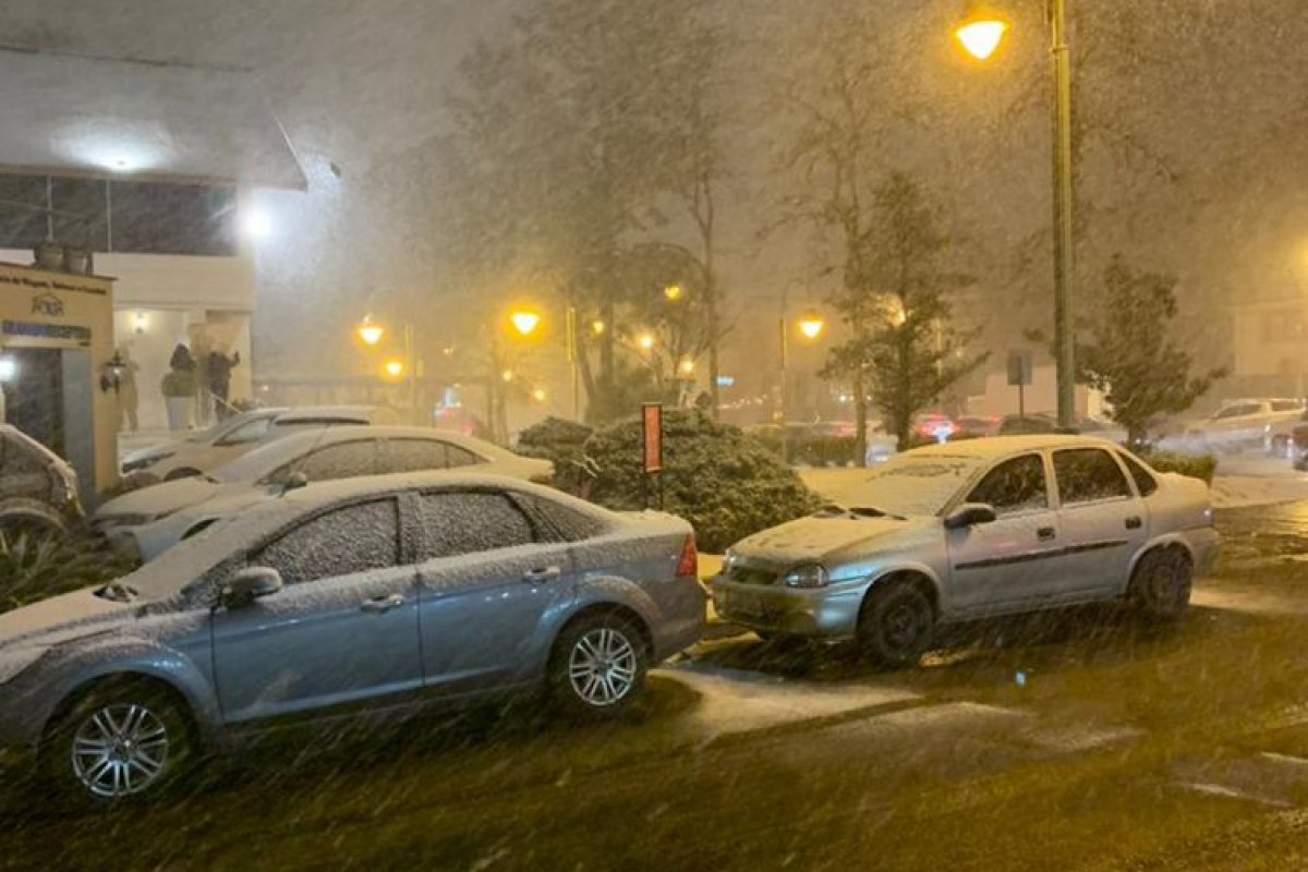 [Vídeos: Cidades do Rio Grande do Sul registram neve intensa nesta quarta-feira (28)]