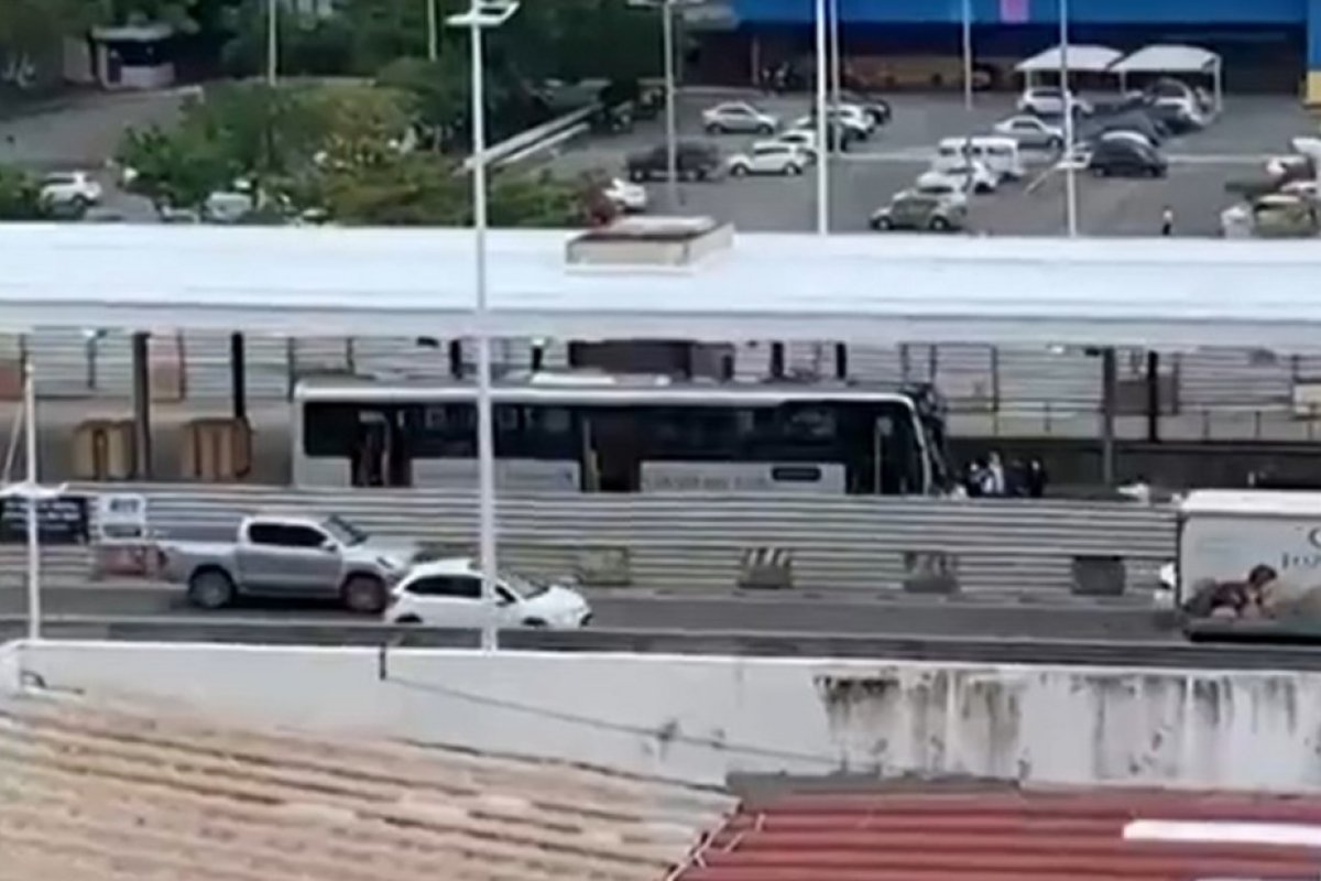 [Prefeitura realiza primeiro teste para avaliar estações do BRT em Salvador ]