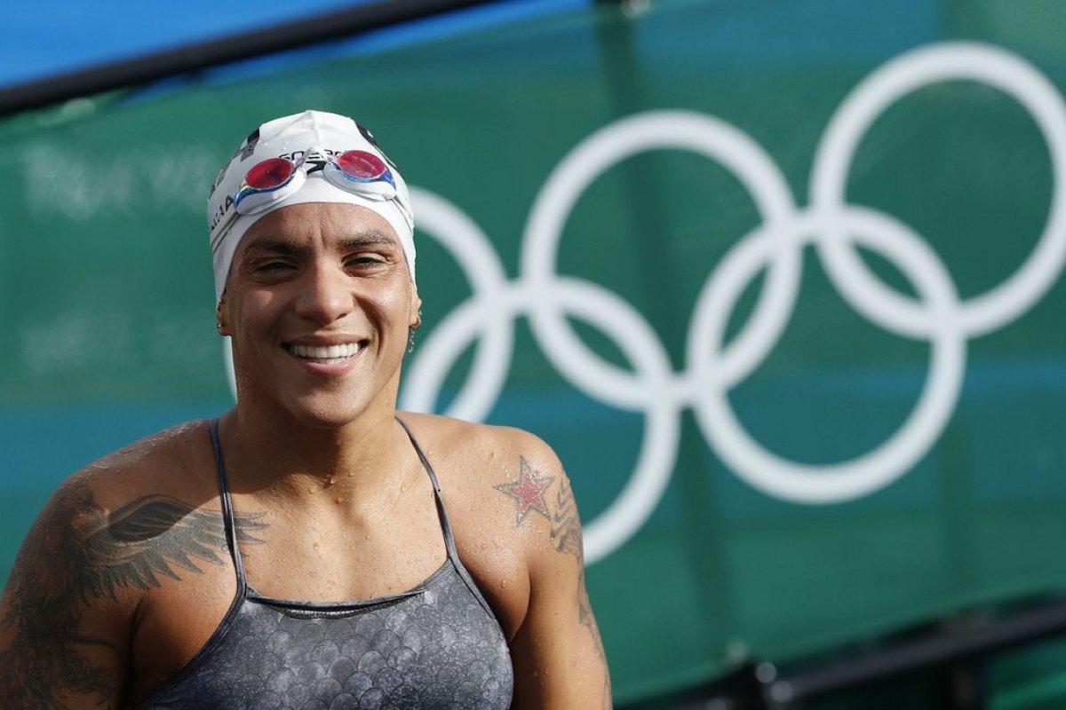 [Ana Marcela conquista medalha de ouro em maratona aquática nas Olimpíadas]