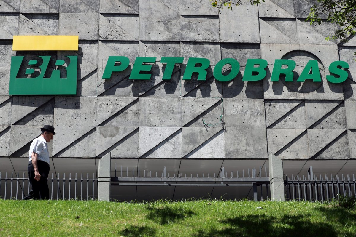 [Oposição critica venda de refinarias pela Petrobras ]