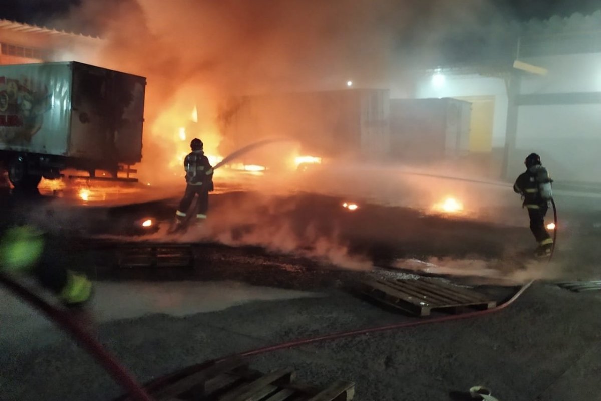 [Bombeiros controlam incêndio em pátio de empresa no norte da Bahia]