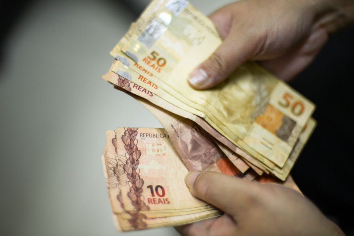 [Governo propõe salário mínimo de R$ 1.169 para 2022, sem alta acima da inflação]