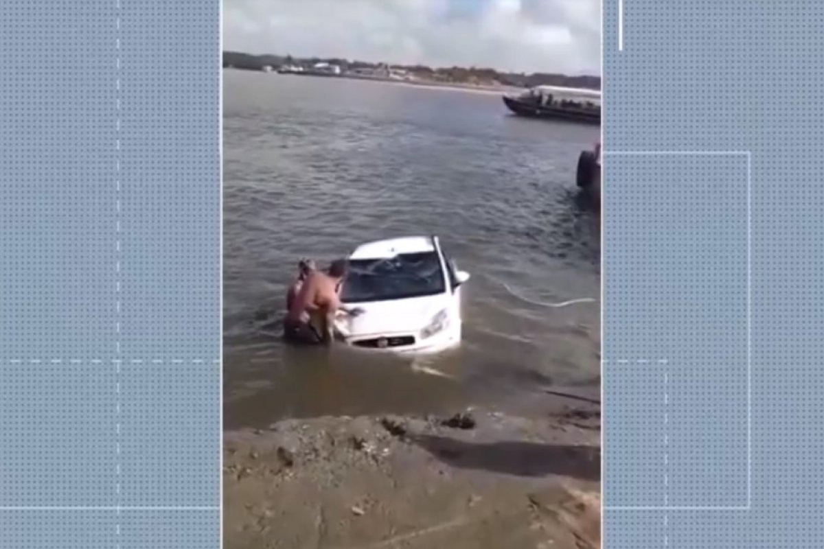 [Carro cai em rio após parar em rampa de acesso a balsa em Porto Seguro]