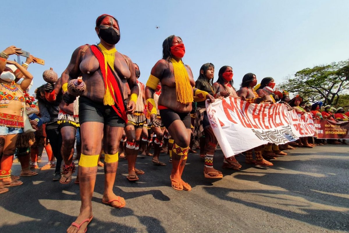 [Mulheres indígenas fazem ato em Brasília contra 'marco temporal' e solicitam mais direitos ]
