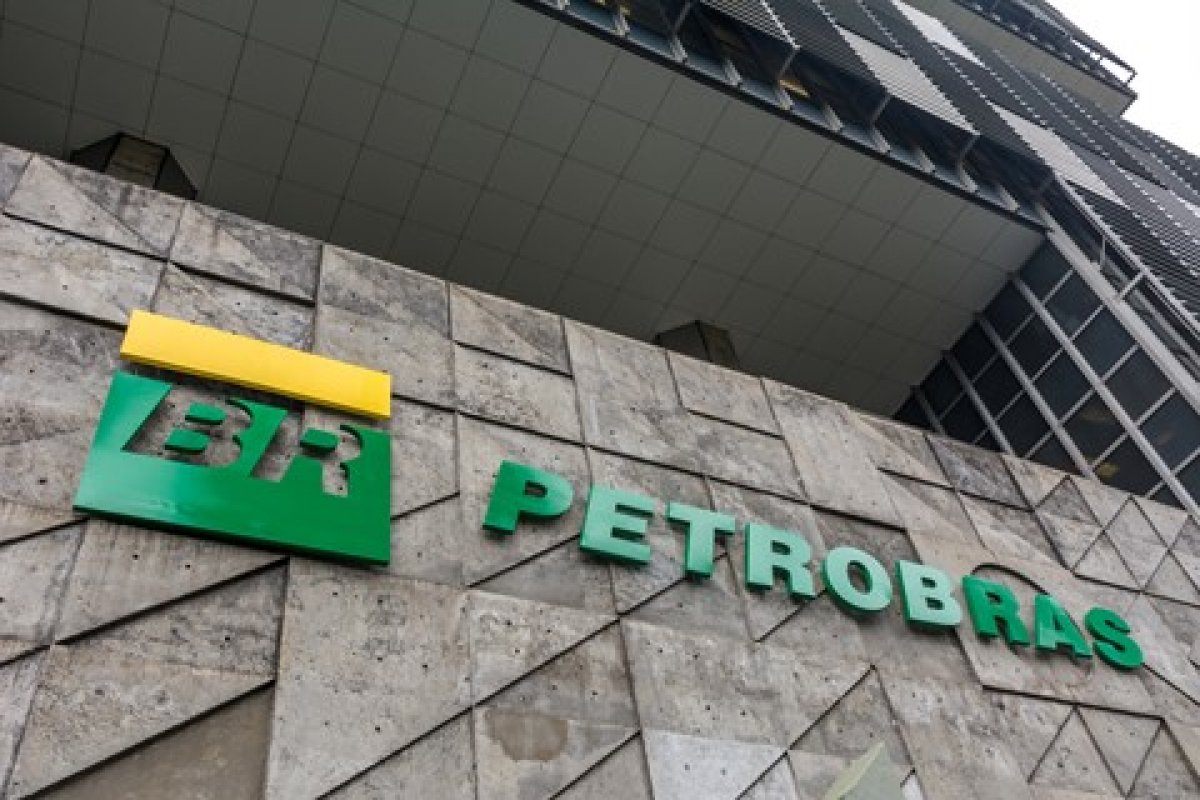 [PGE-BA pede suspensão de propaganda da Petrobras sobre preço da gasolina]