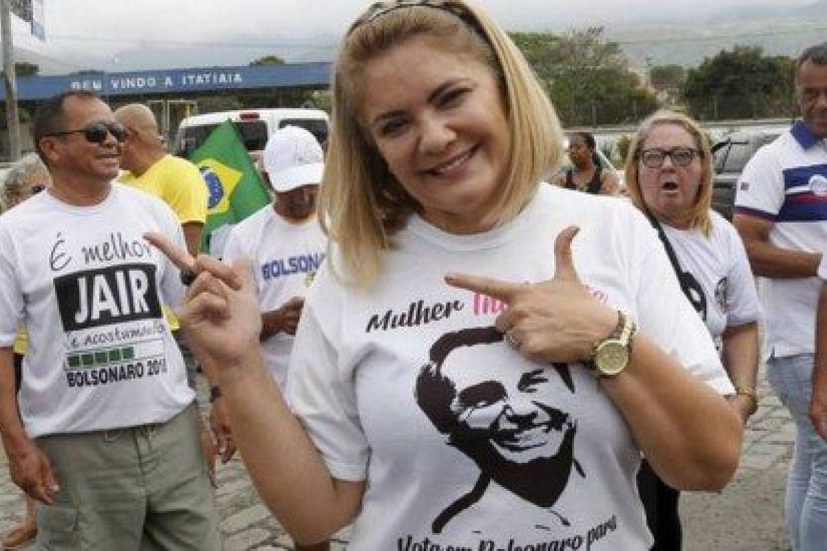 [CPI aprova convocação da ex-esposa de Bolsonaro ]