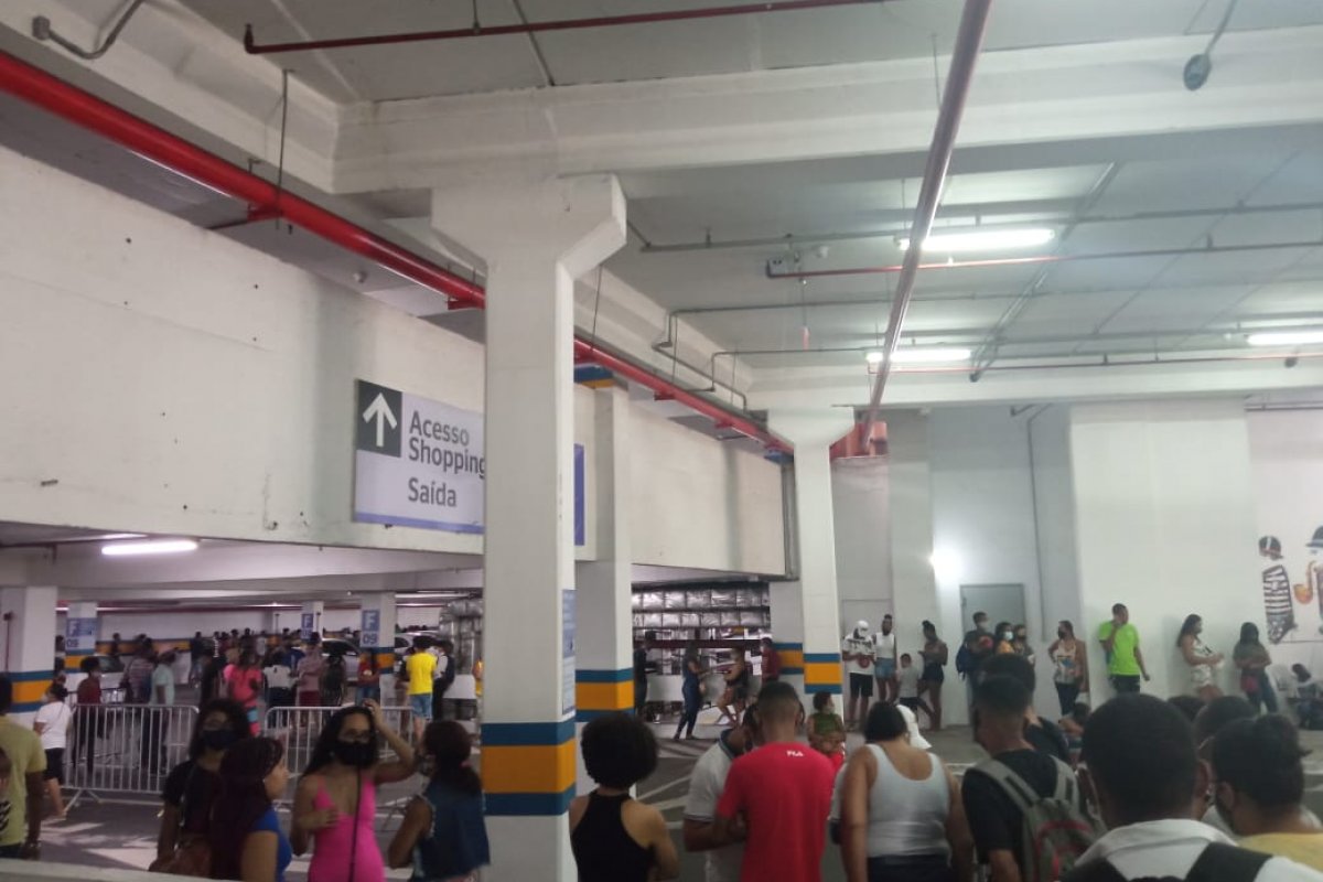 [Vídeo: população habilitada para 2ª dose reclama de demora na fila para vacinação em shopping de Salvador]