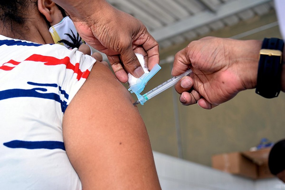 [Covid-19: mais 41,7 mil pessoas são vacinadas com a primeira dose na Bahia]