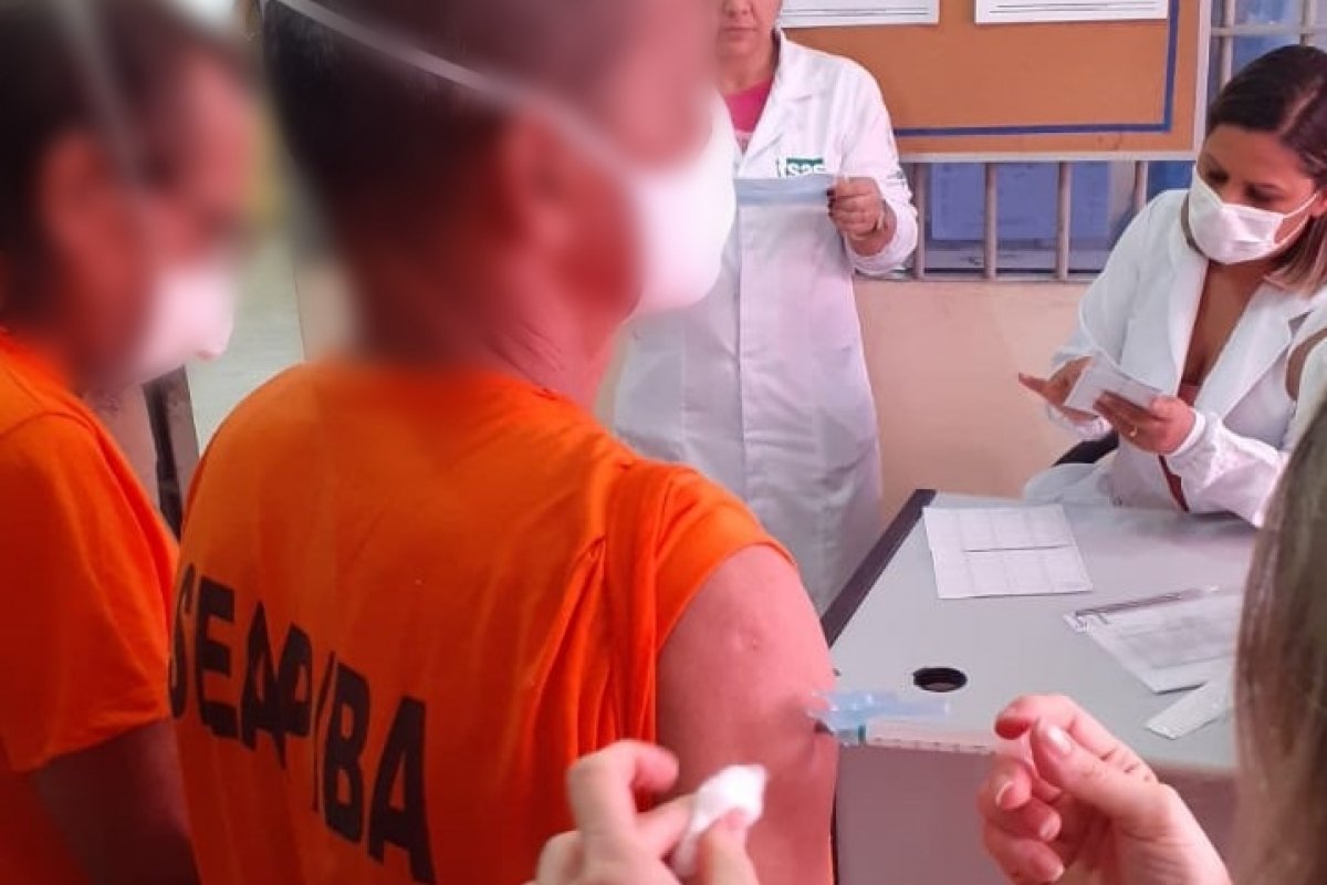 [Todos os detentos na Bahia tomaram pelo menos uma dose de vacina contra Covid-19]