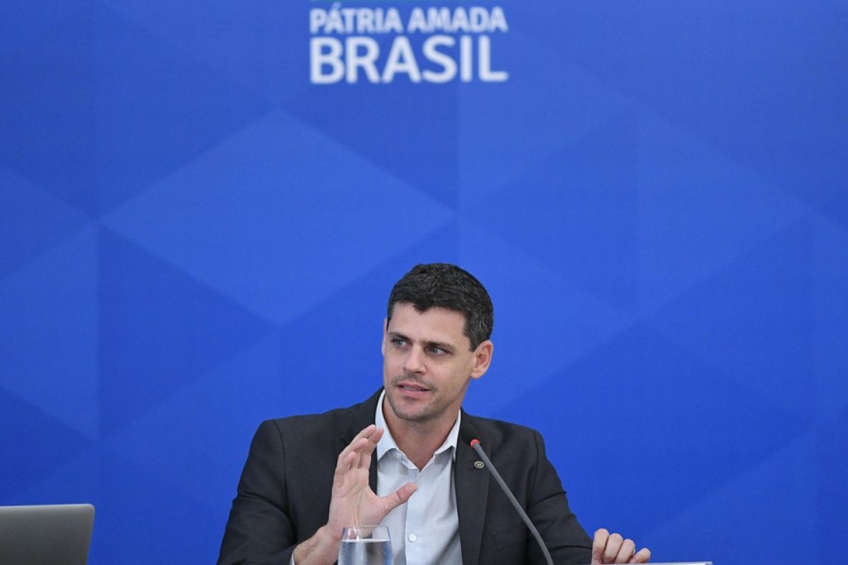 [Secretário do Tesouro diz que Auxílio Brasil será de R$ 300 mensais]